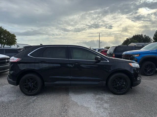 Used 2022 Black Ford SEL image 4