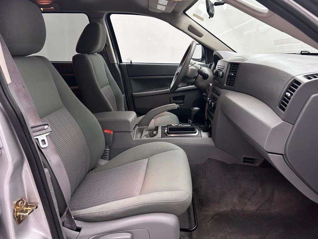 Used 2007 Silver Jeep Laredo image 17