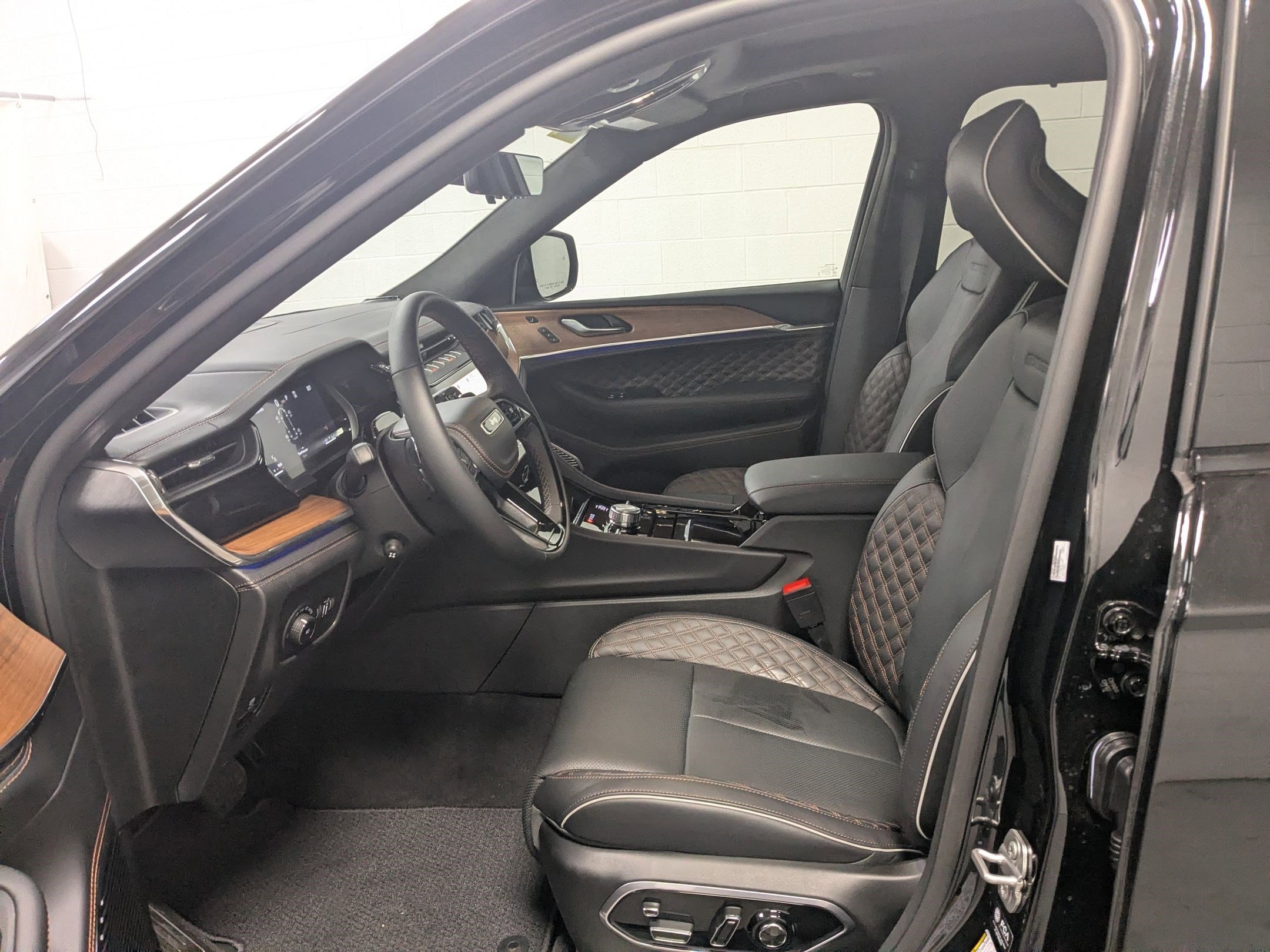 New 2026 Diamond Black Crystal Pearl-Coat Exterior Paint Jeep Summit image 15