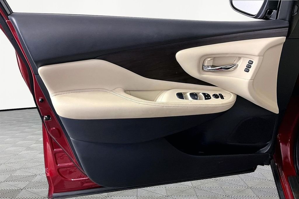 Used 2022 Red Nissan Platinum image 19