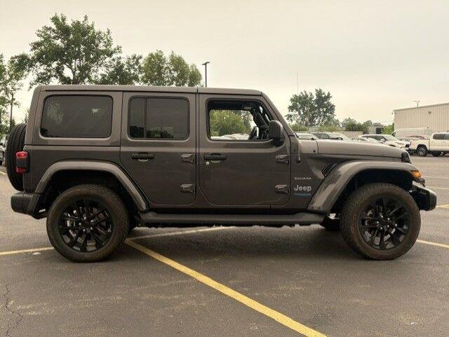 Used 2021 Granite Crystal Metallic Clearcoat Jeep Unlimited Sahara image 16