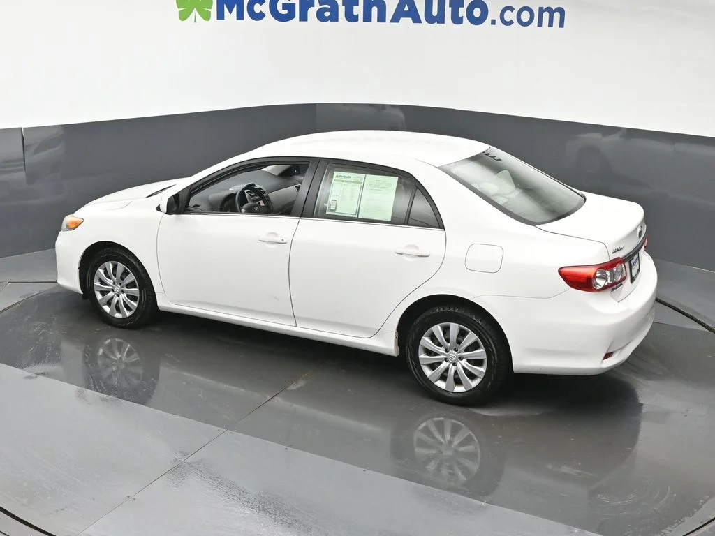 Used 2013 White Toyota LE image 23