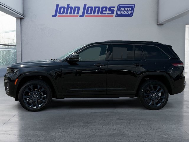 New 2026 Diamond Black Crystal Pearl-Coat Exterior Paint Jeep  image 2