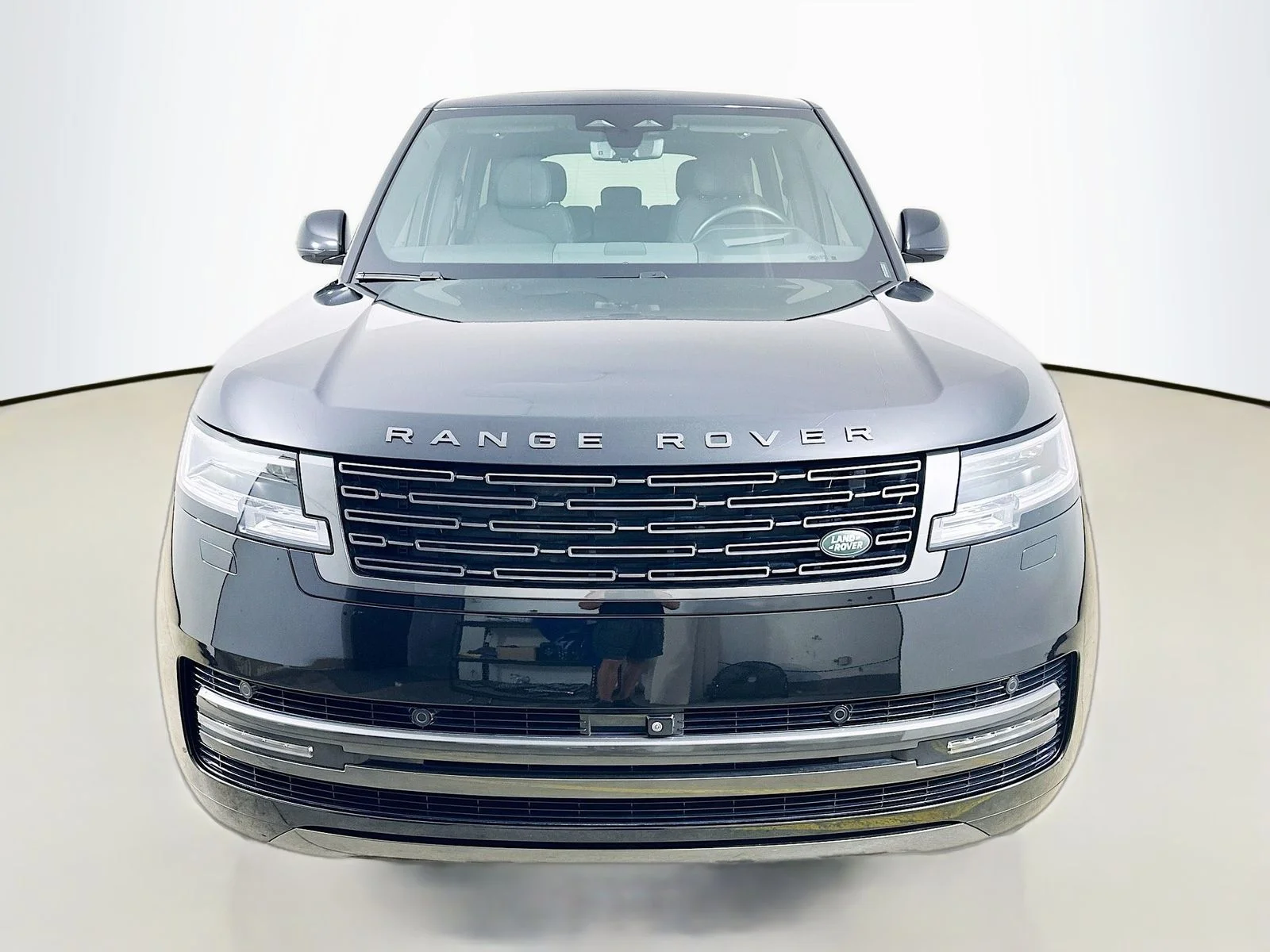 Used 2024  Land Rover  image 2