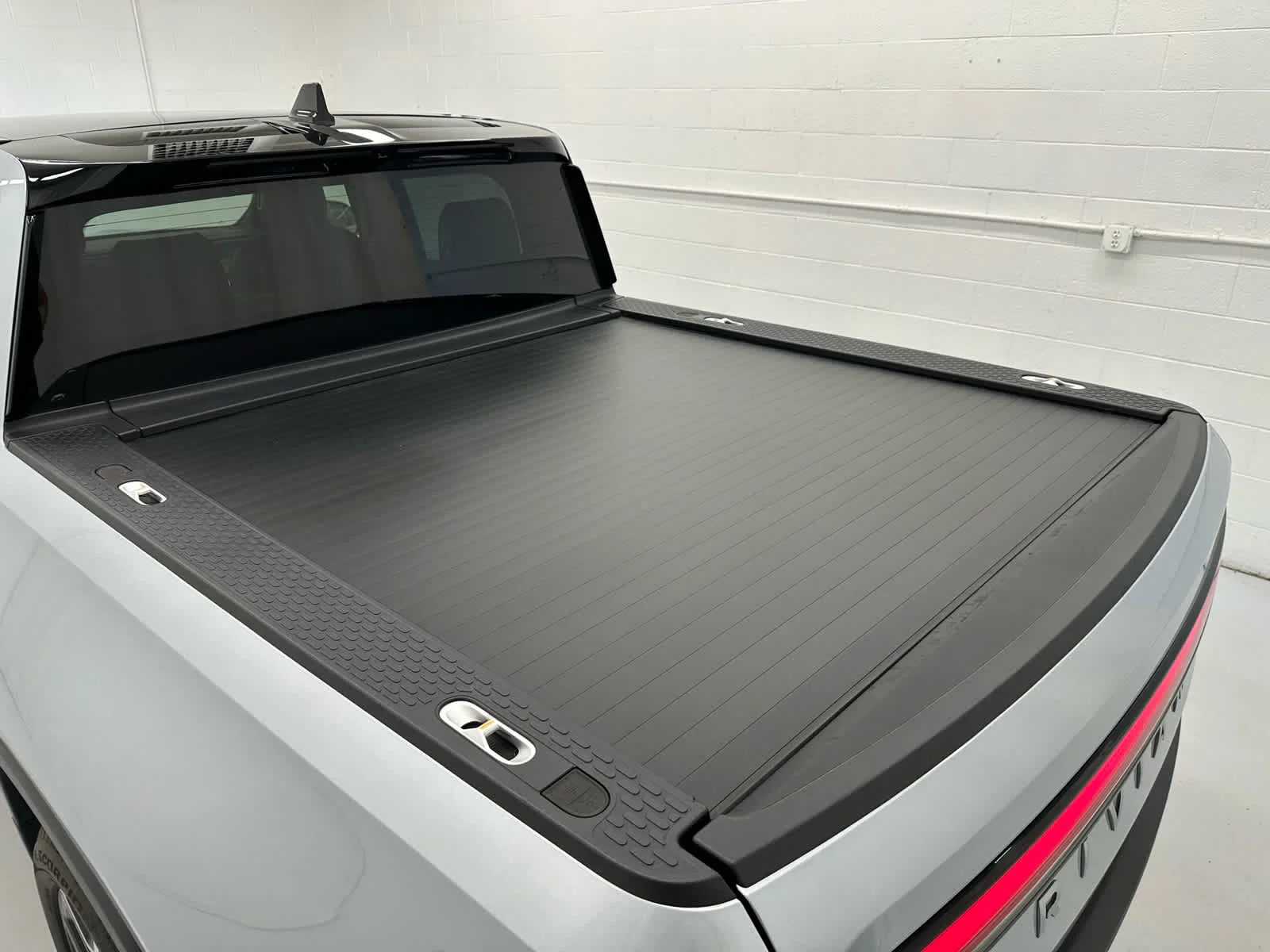 Used 2025 LA Silver Rivian Adventure image 43