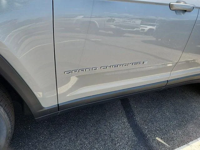 New 2026 Silver Zynith Exterior Paint Jeep Laredo X image 3
