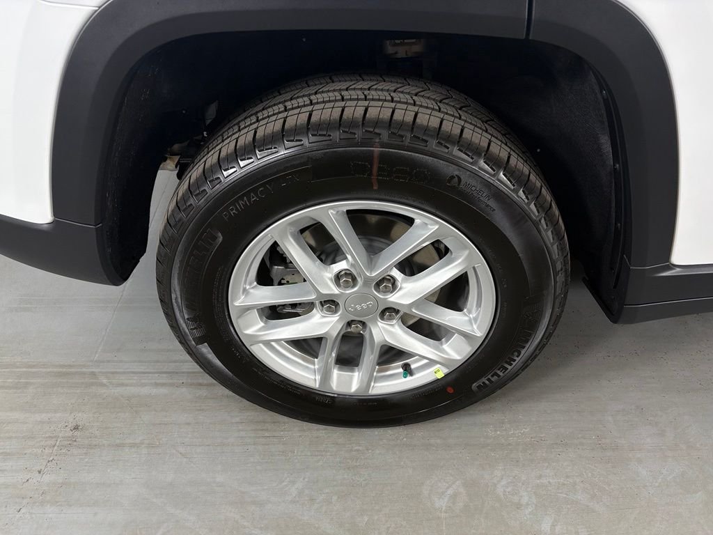 New 2026 Bright White Clear-Coat Exterior Paint Jeep Laredo image 11