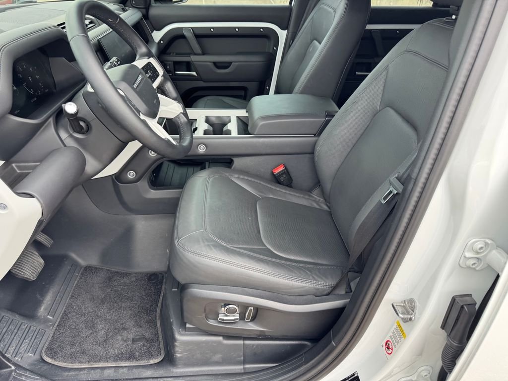 Used 2025  Land Rover S image 13