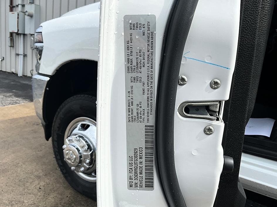 New 2026 Bright White Clear-Coat Exterior Paint RAM Tradesman image 35