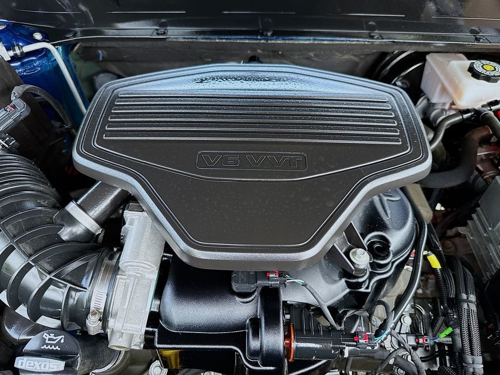 Used 2023 Ultra Blue Metallic GMC SLT image 32