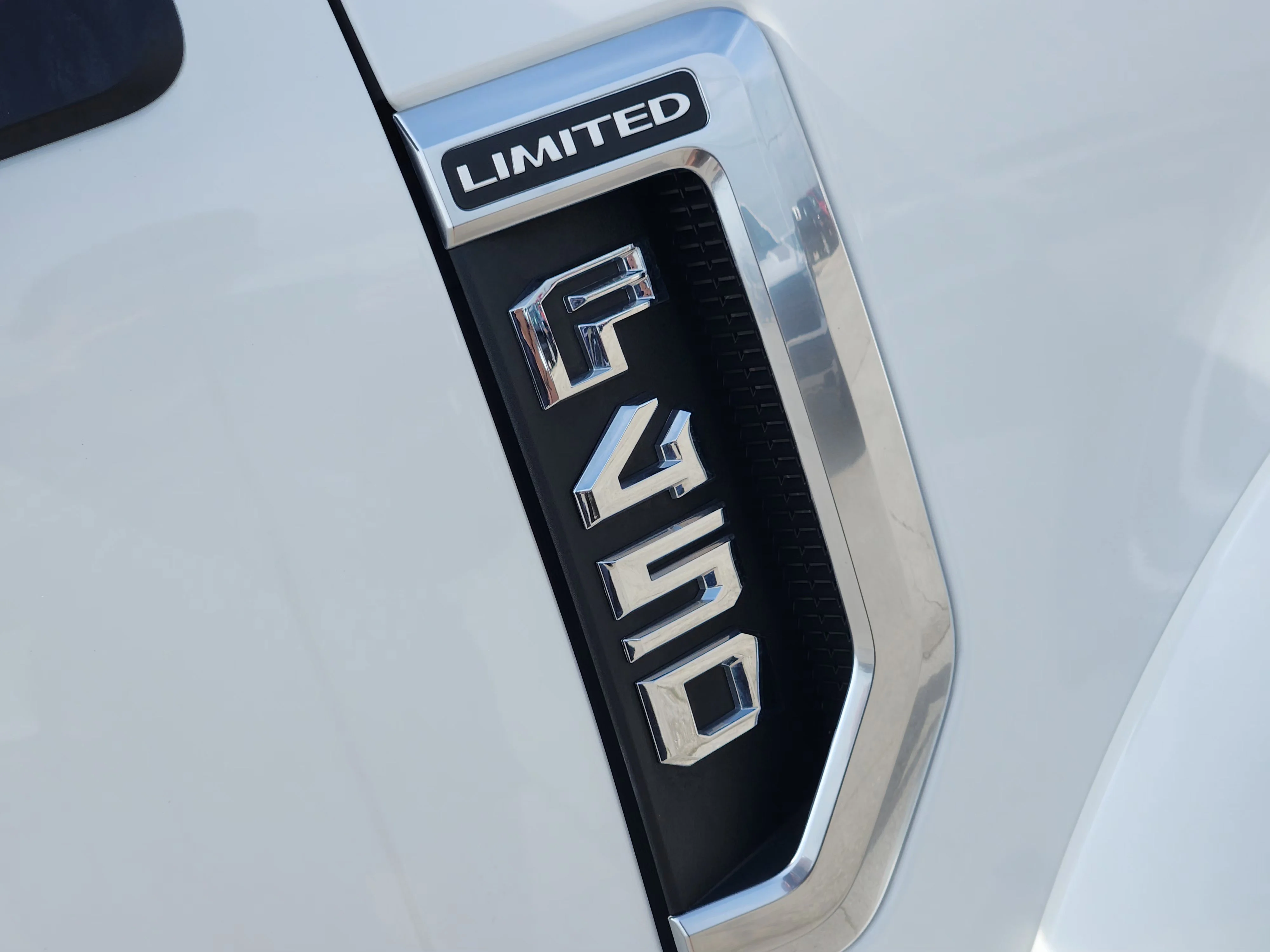 Used 2022  Ford Limited image 11