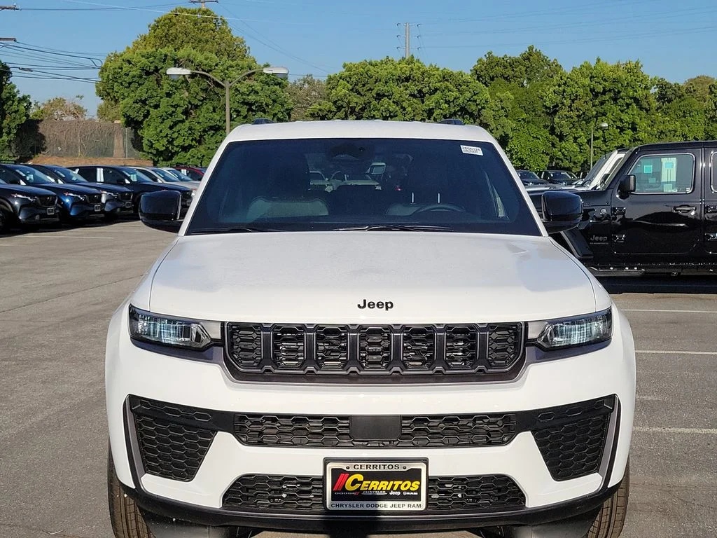 New 2026 Bright White Clear-Coat Exterior Paint Jeep Laredo Altitude image 20