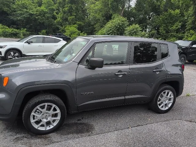 Used 2023 Gray Jeep Latitude image 4