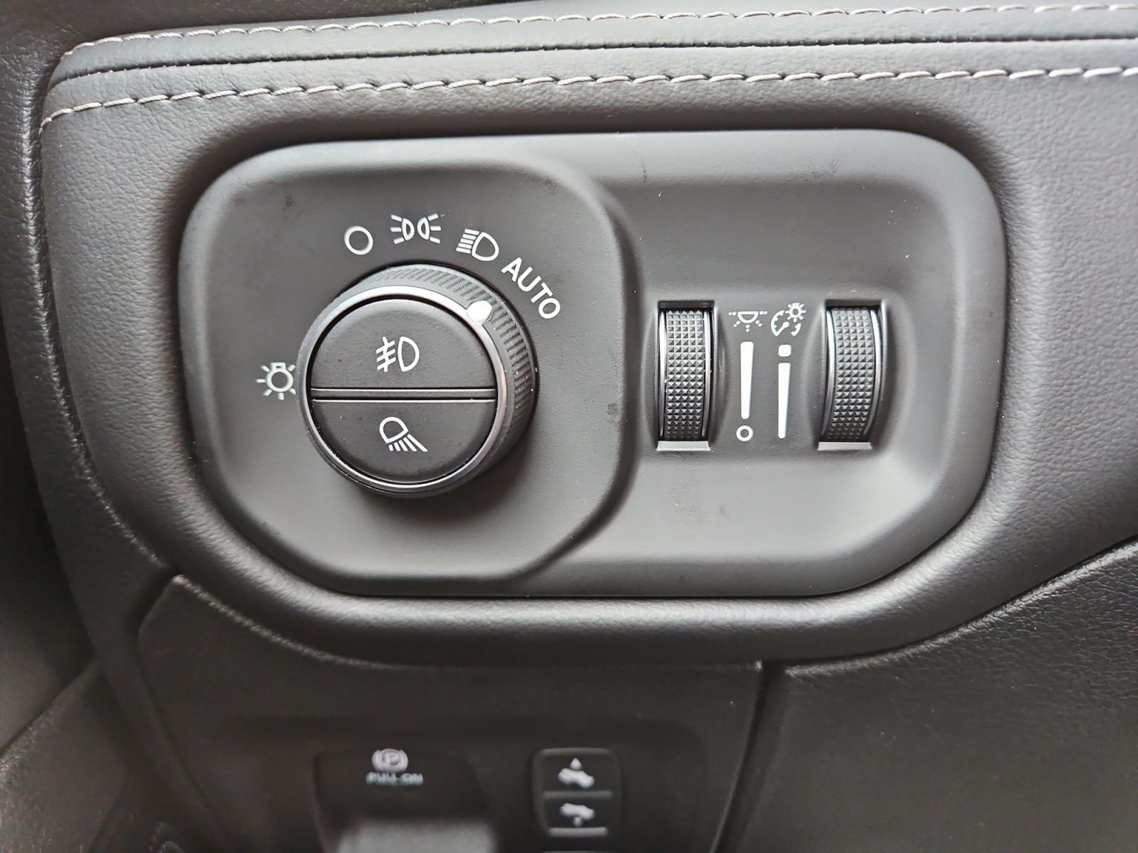 New 2026 Diamond Black Crystal Pearl-Coat Exterior Paint RAM Limited image 23