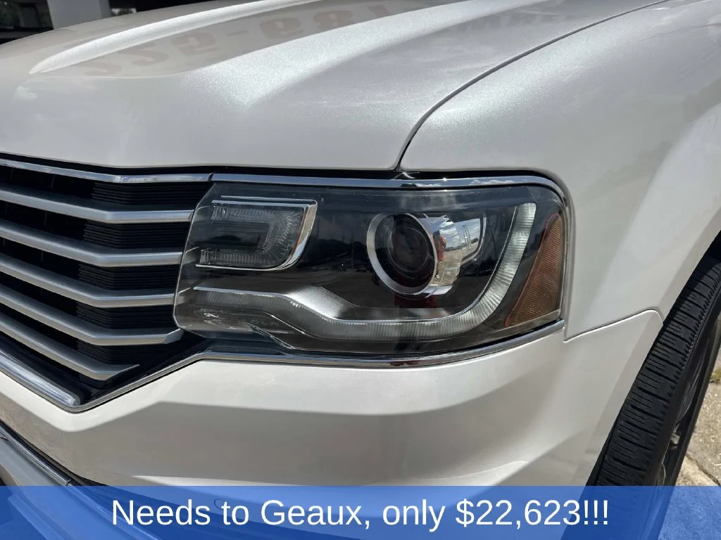Used 2017 White Lincoln Select image 10