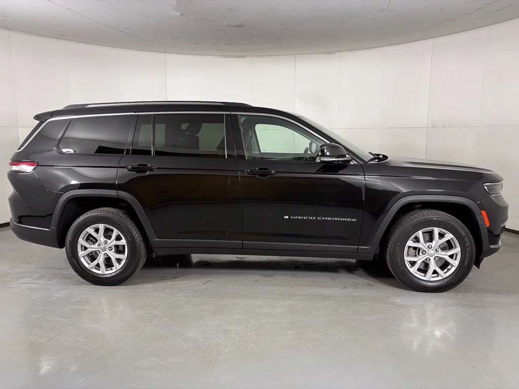 Used 2022 Black Jeep Limited image 9