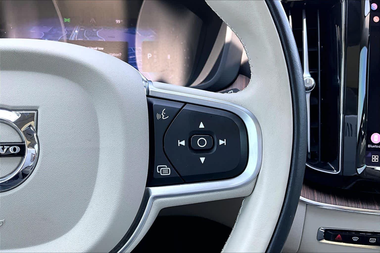 Used 2022  Volvo Momentum image 25