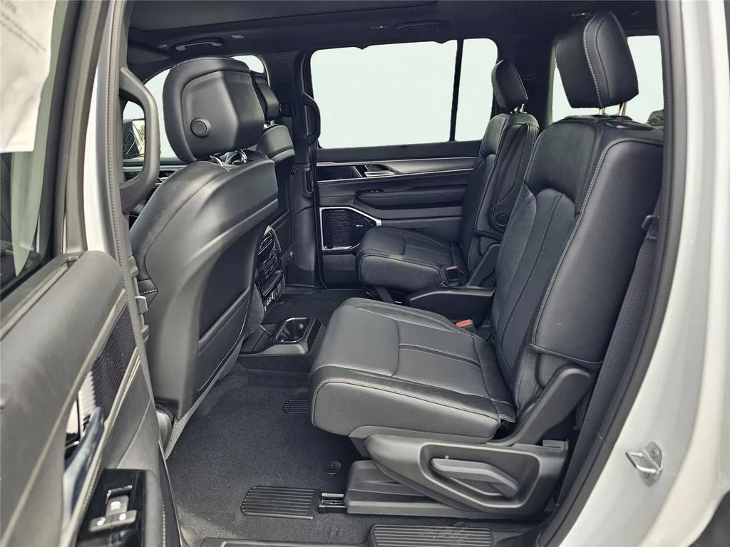 New 2026 Bright White Clear-Coat Exterior Paint Jeep Limited Reserve image 32