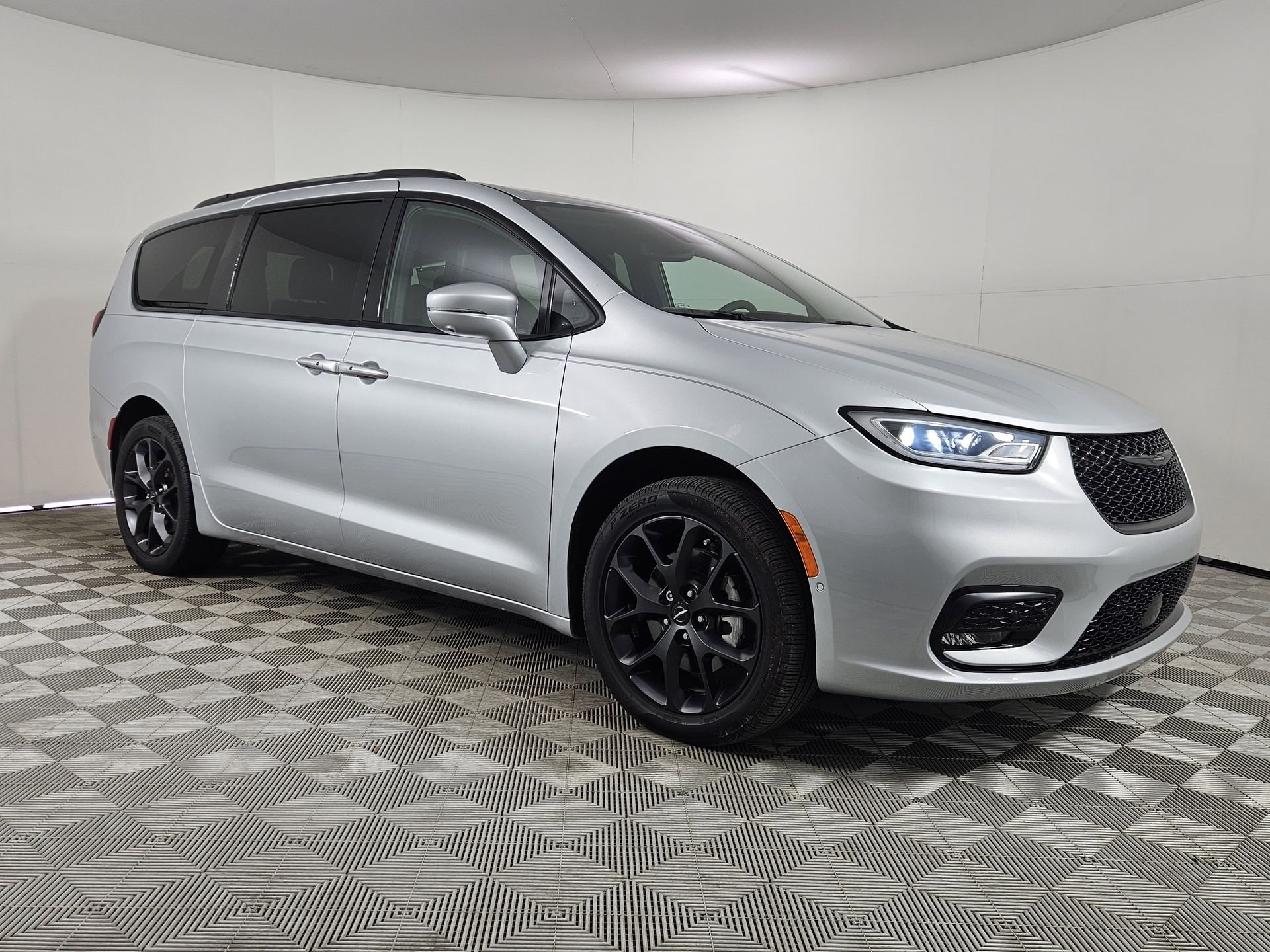 2022 Chrysler Pacifica Touring L's photo