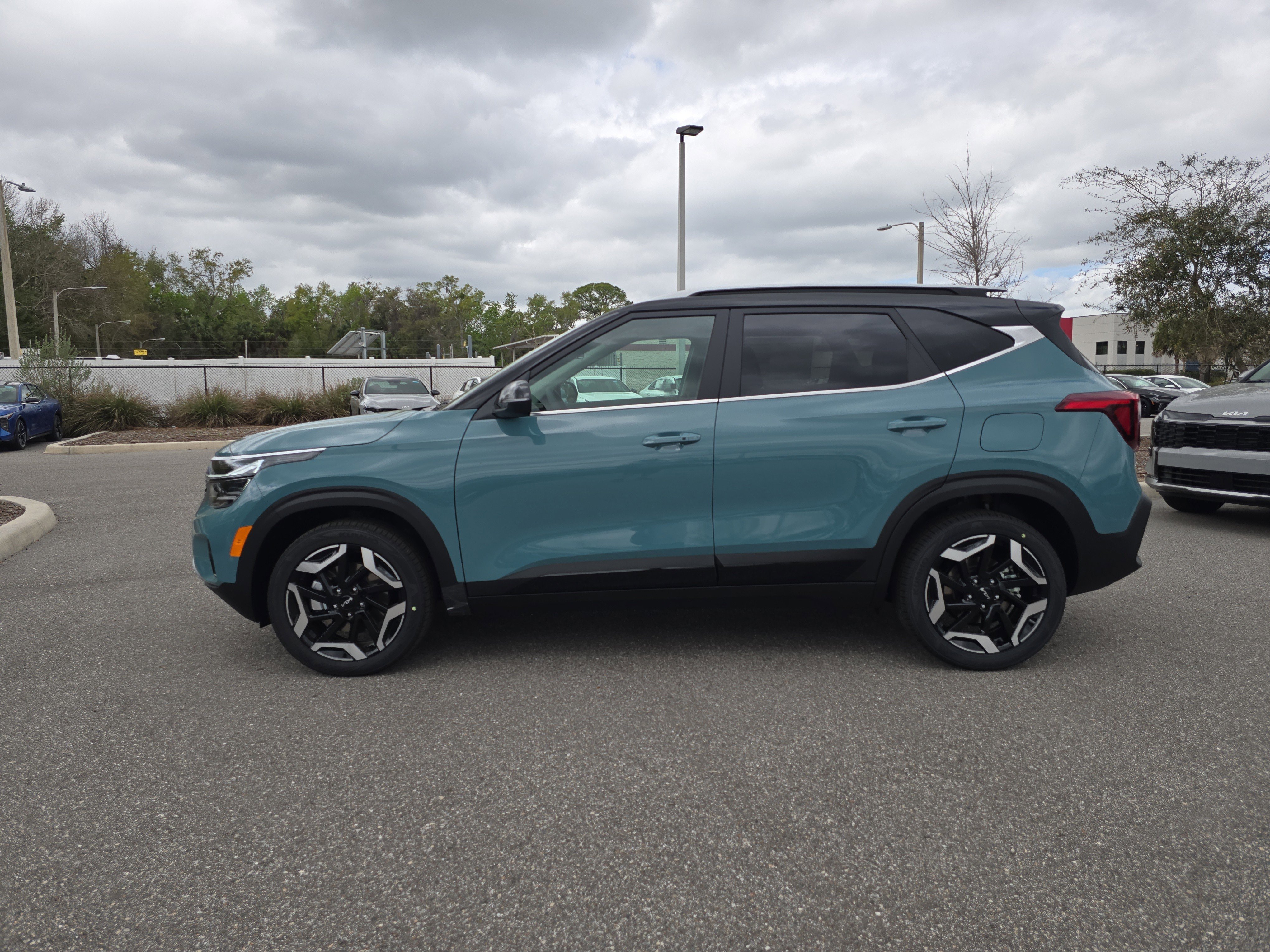 New 2026 Pluton Blue / Black Roof Kia SX image 5
