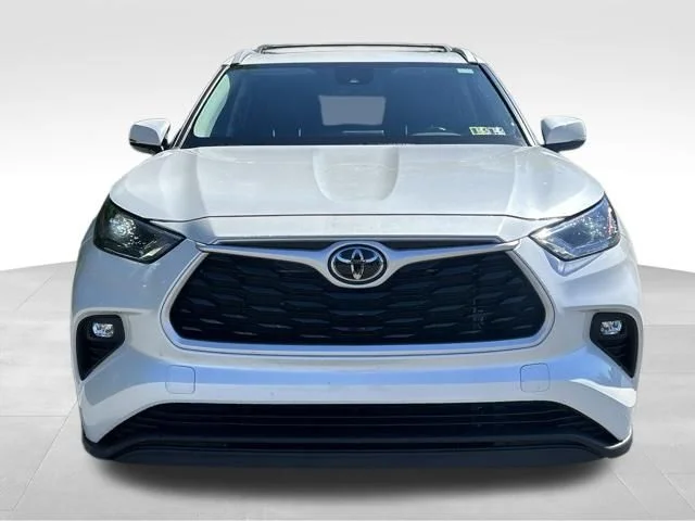 Used 2022 Beige Toyota XLE image 8