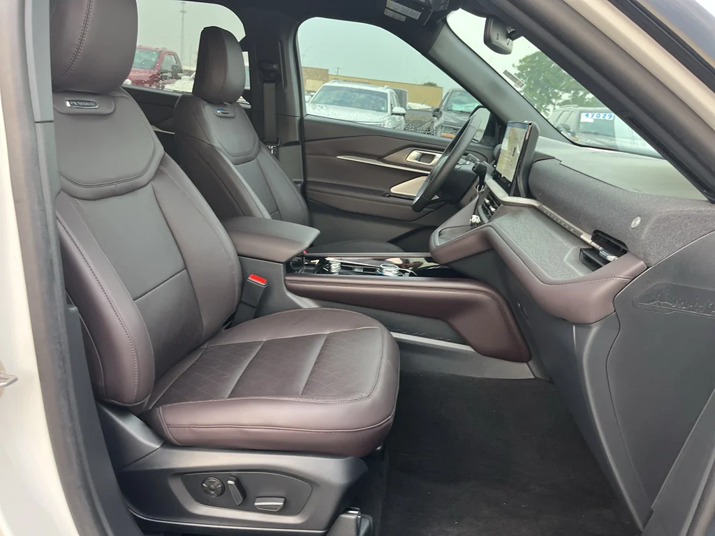 New 2026 Star White Metallic Tri-Coat Ford Platinum™ image 15