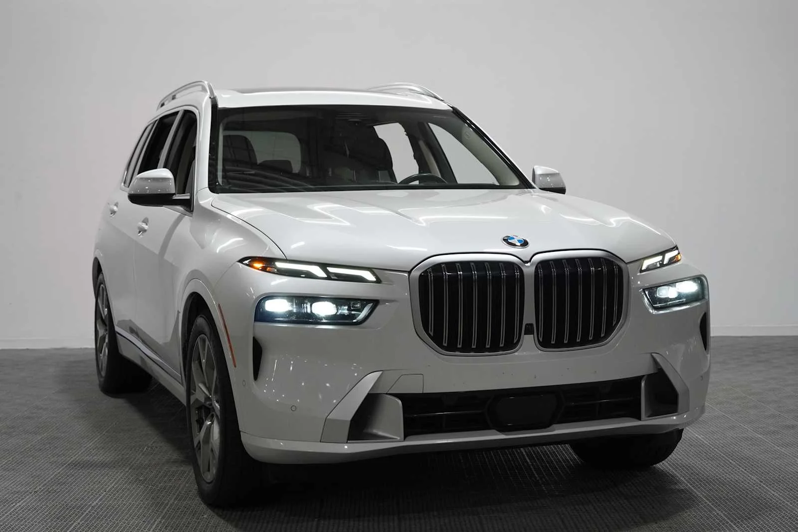 Used 2024 Mineral White Metallic BMW xDrive40i image 3