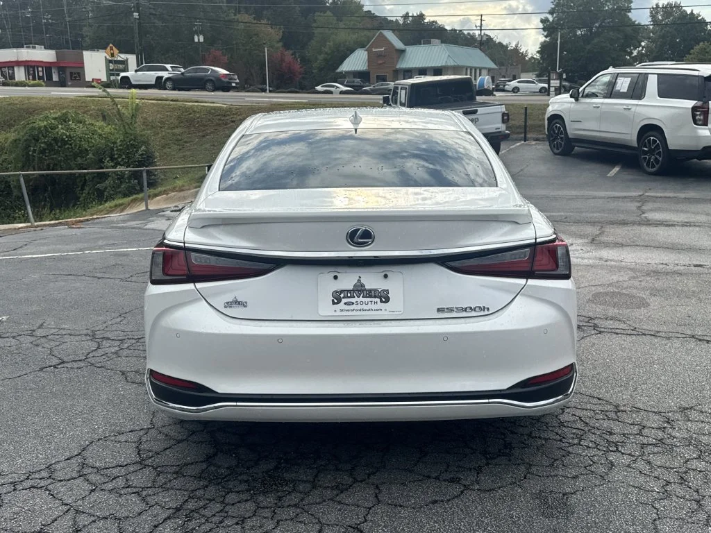 Used 2022 White Lexus 300h image 6