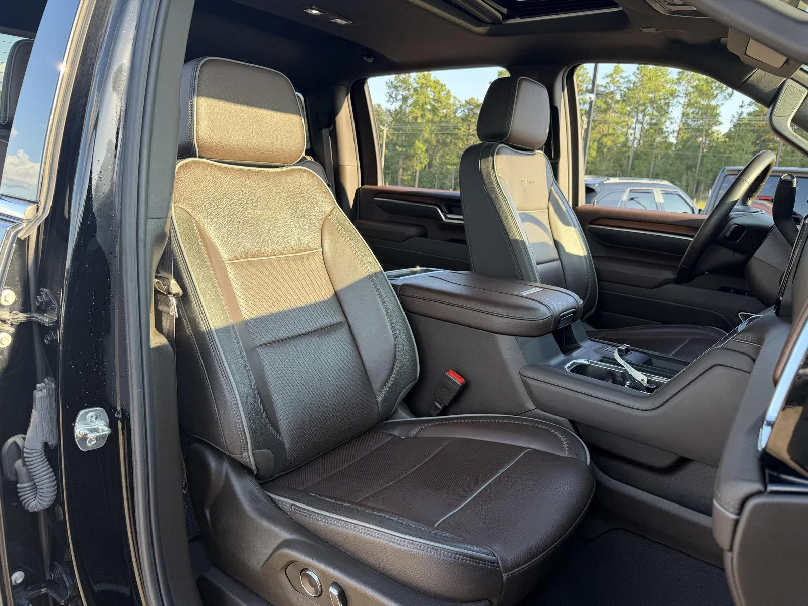 Used 2025 Onyx Black GMC Denali image 23
