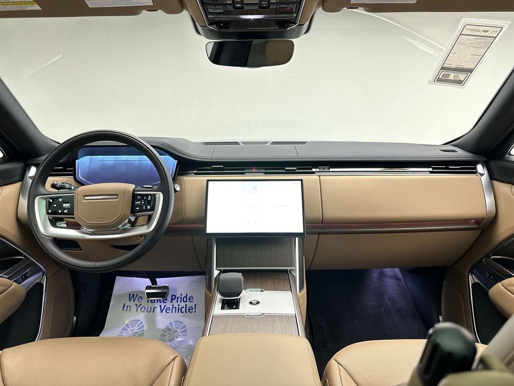 Used 2024  Land Rover SE image 13