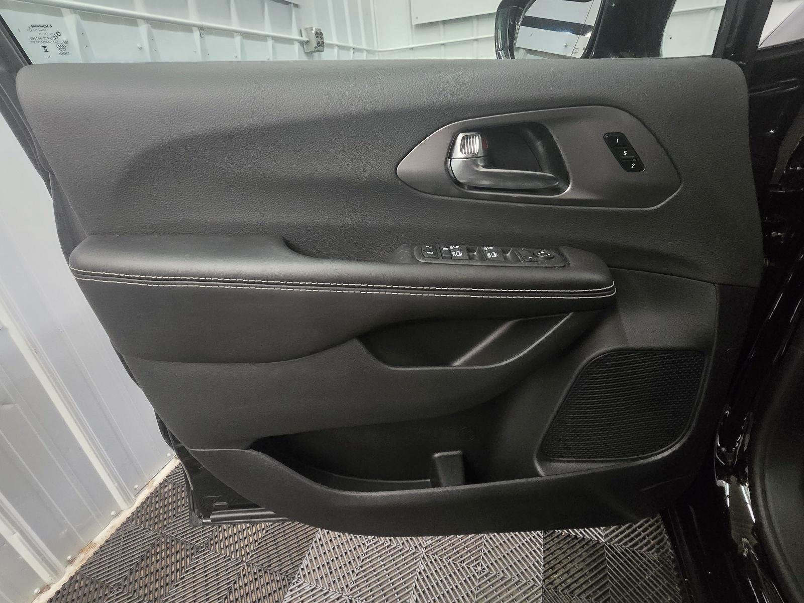 2026 Chrysler Pacifica Select - Photo 48