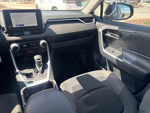 2024 Toyota RAV4 LE - Photo 17