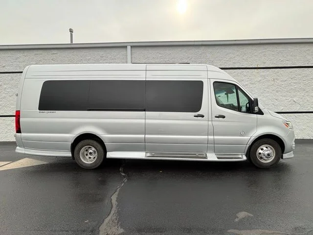 New 2026 Iridium Silver Mercedes-Benz Discovery Touring image 8