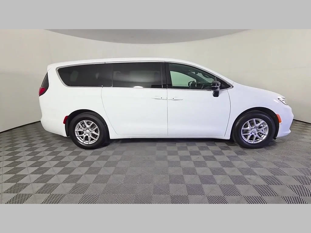 New 2026 Bright White Clear-Coat Exterior Paint Chrysler Select image 22