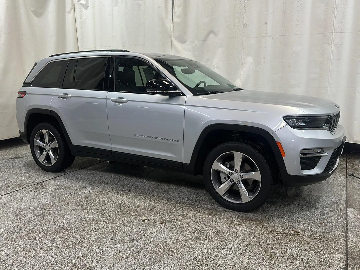 Used 2022 Silver Zynith Jeep Limited image 7