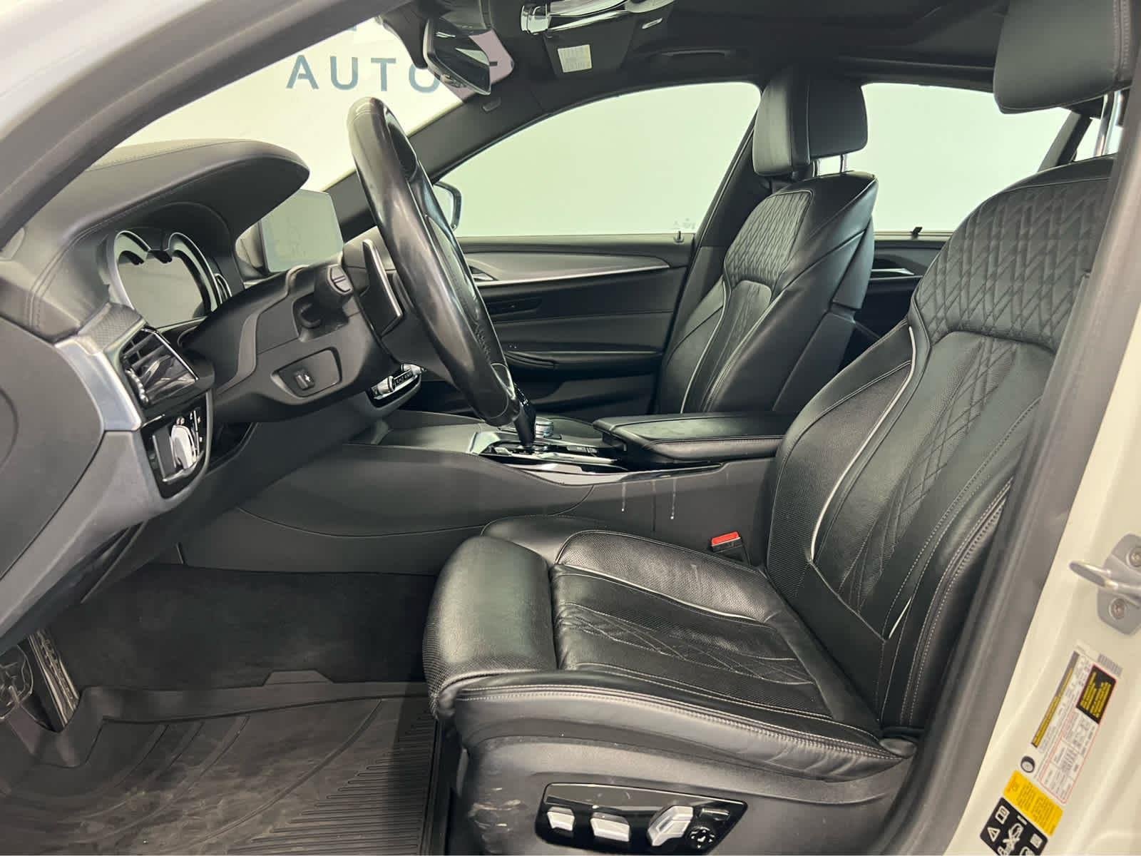 2018 BMW 5 Series M550i - Photo 12