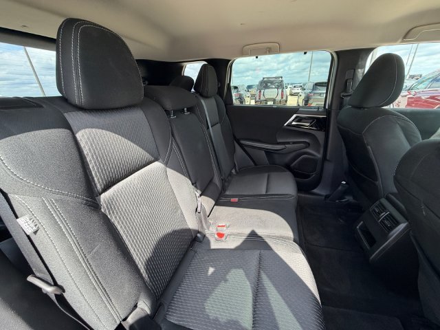Used 2022  Mitsubishi ES image 17