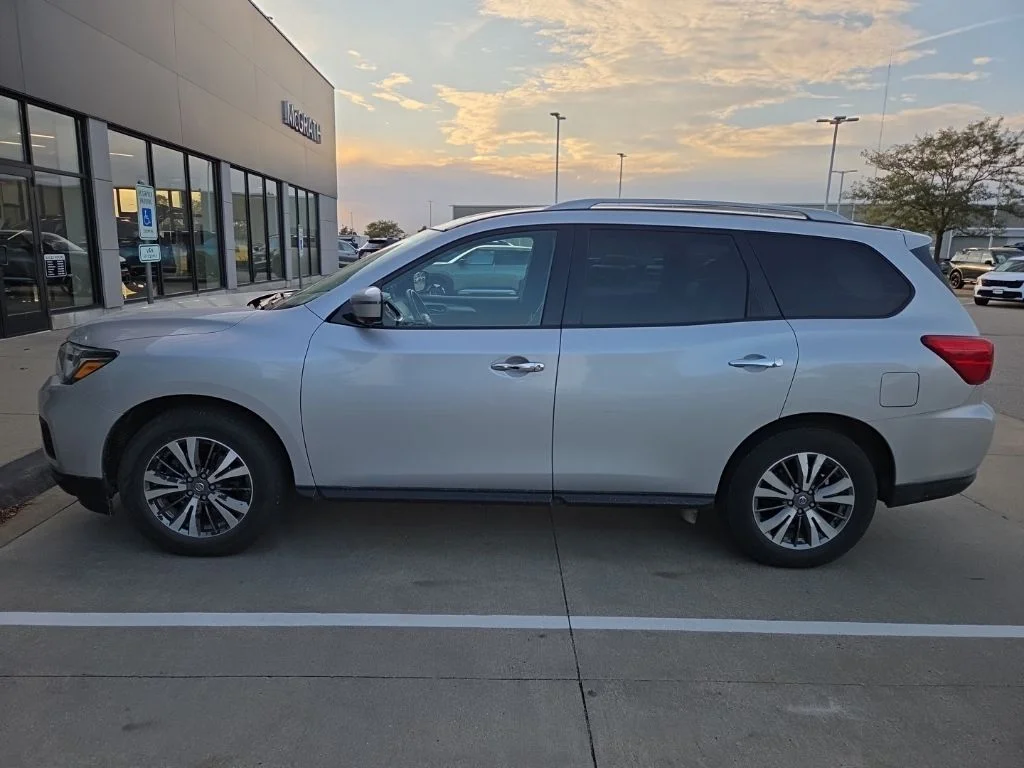 Used 2020 Silver Nissan SL image 4