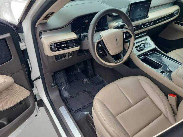 Used 2022  Lincoln Standard image 23