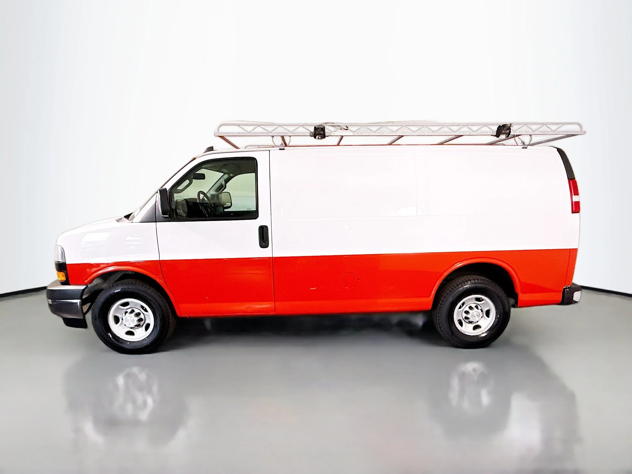 Used 2018 Summit White Chevrolet Work Van image 4