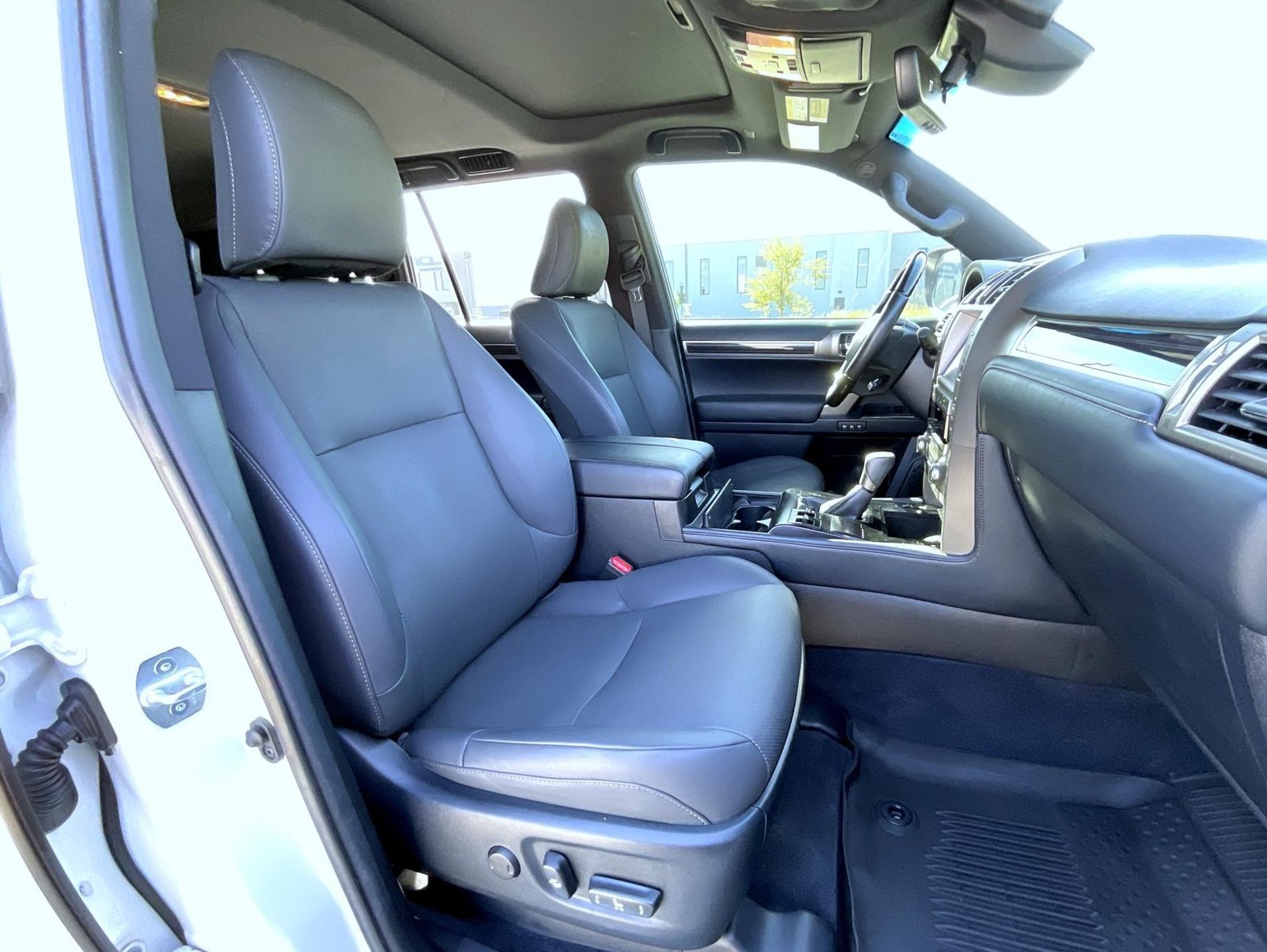 Used 2021 White Lexus 460 image 16