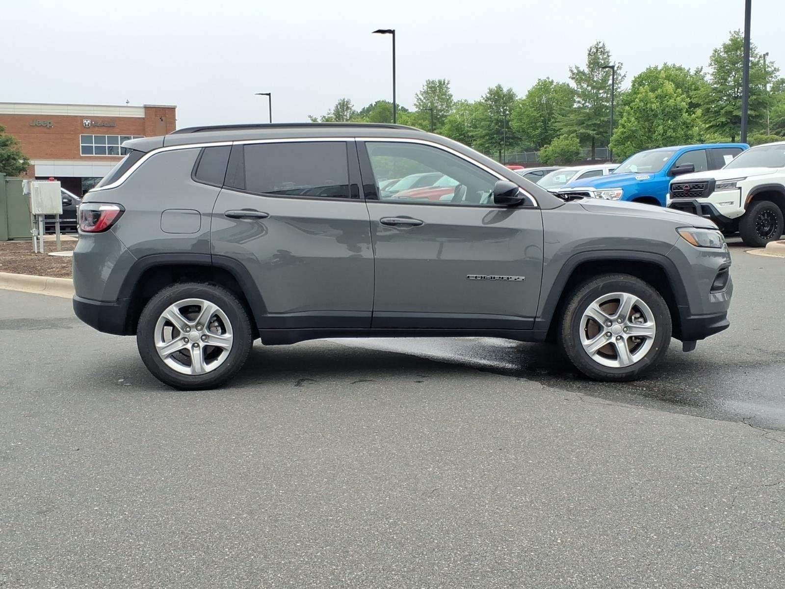 Used 2024 Sting-Gray Clearcoat Jeep Latitude image 9