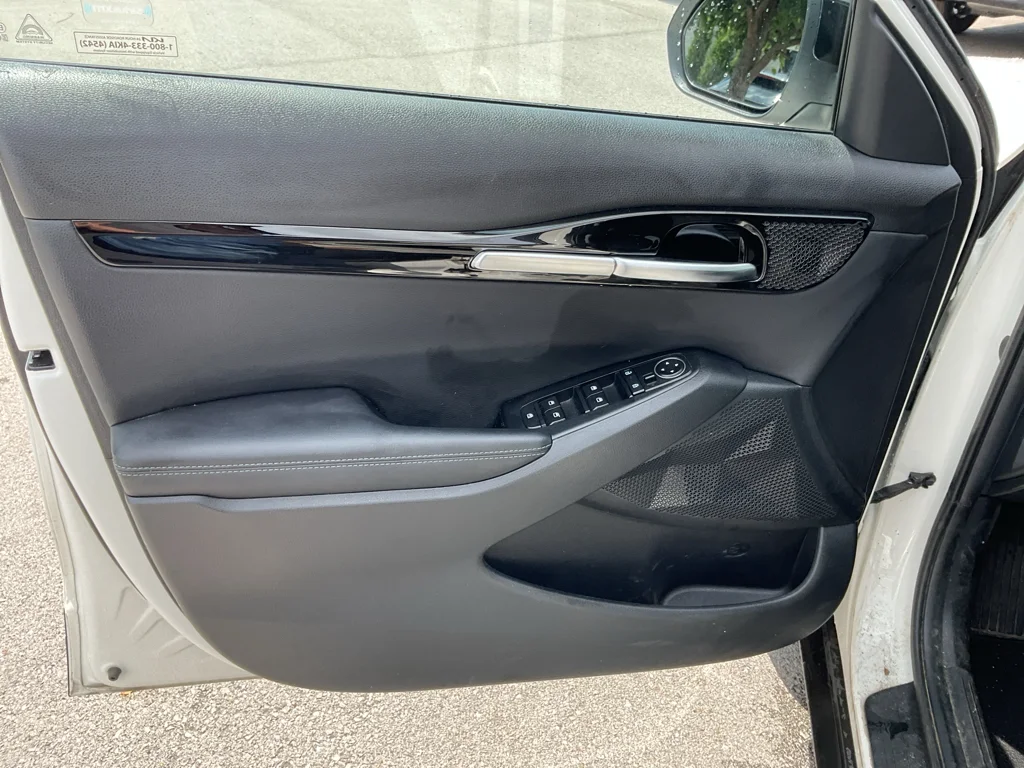 Used 2024 Clear White/Black Roof Kia S image 15