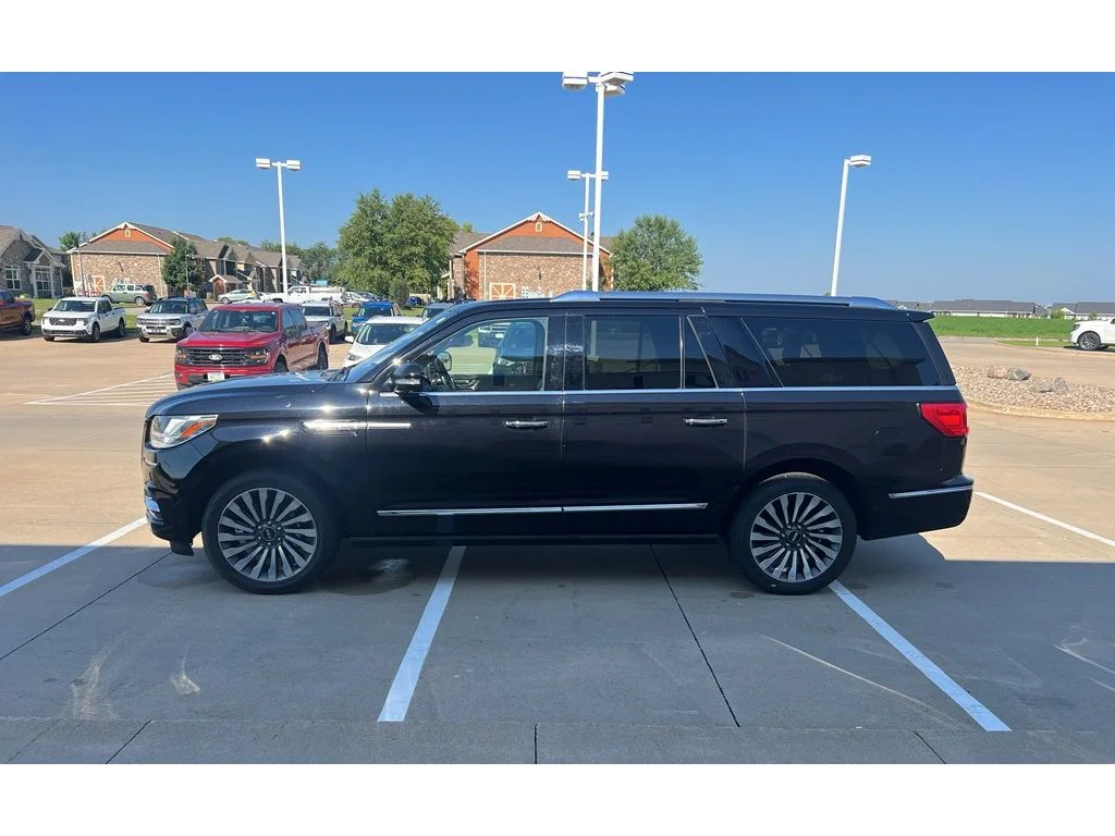 Used 2019 Infinite Black Metallic Lincoln Reserve image 5