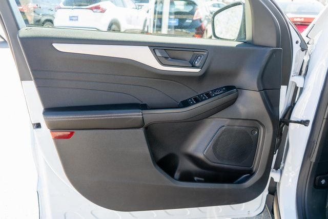 Used 2022 Oxford White Ford SE image 16