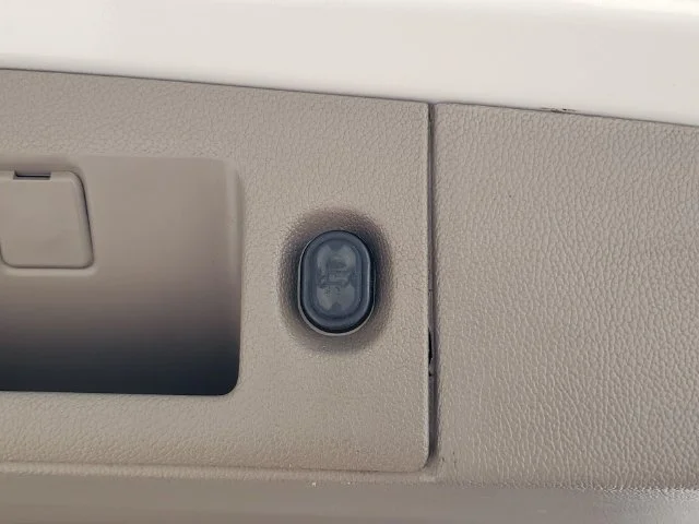 Used 2018 IRIDESCENT PEARL TRICOAT Chevrolet Premier image 41