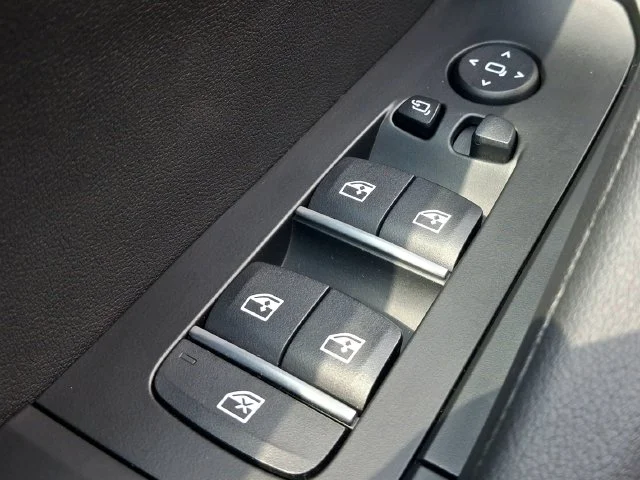 Used 2027 White BMW M60i image 9