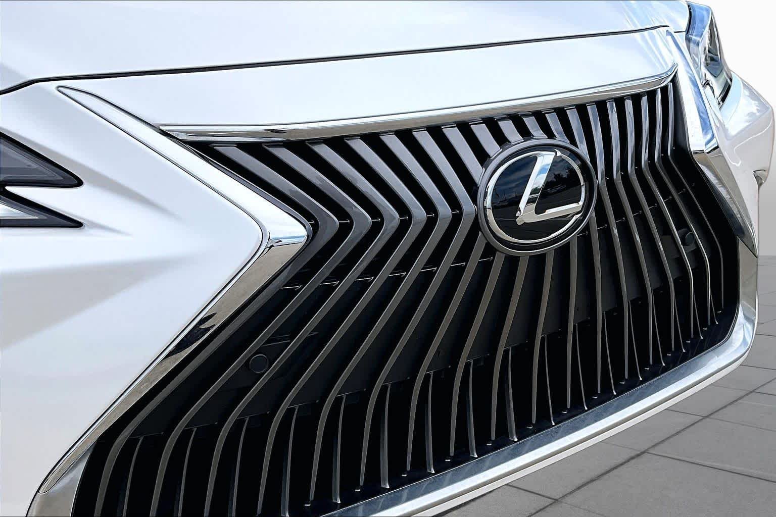 Used 2020 Eminent White Pearl Lexus  image 30