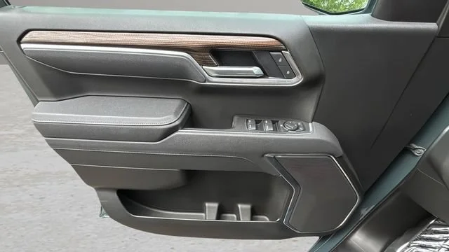 Used 2025 Cypress Gray Chevrolet LT image 19