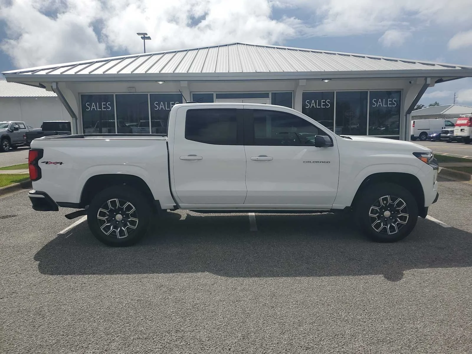 Used 2024 Summit White Chevrolet LT image 9